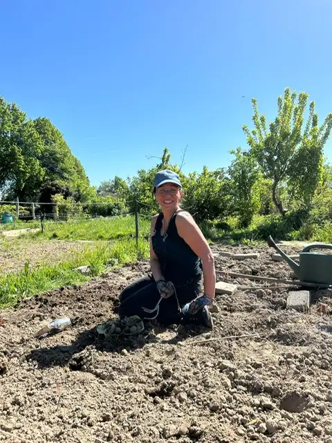 Lydia in haar moestuin