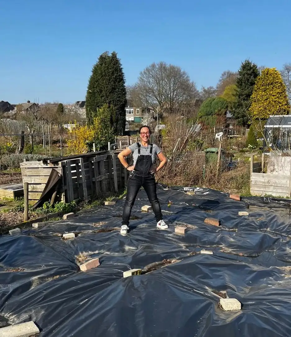 Lydia in haar moestuin